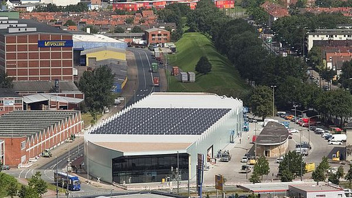Photovoltaik-Module auf Gewerbeflachdach von oben.