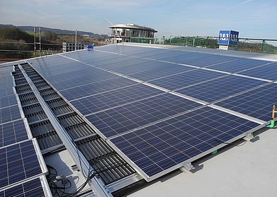 Photovoltaikmodule auf einem Gewerbeflachdach.