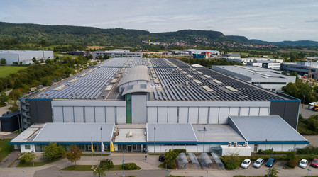 Firmengebäude nach Dachsanierung und Aufbau einer PV-Anlage
